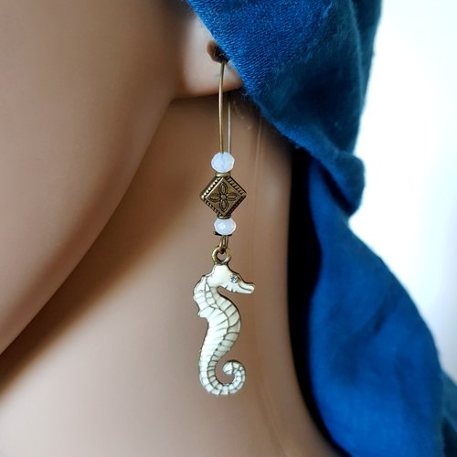 Boucle d'oreille hippocampe cheval de mer émaillé écru, perles en verre blanche, crochet en métal bronze