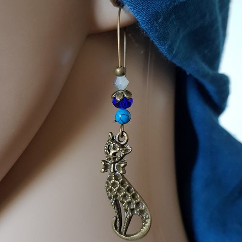 Boucle d'oreille animal chat, perles en verre bleu, crochet en métal bronze