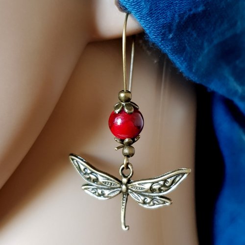 Boucle d'oreille libellule, perles en verre rouge, crochet en métal bronze