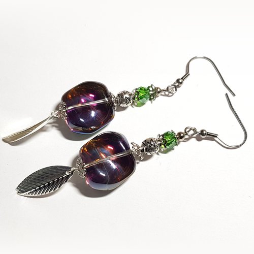 Boucle d'oreille perle carré ondulé vert, violet, bleuté avec reflets, feuilles, crochet en métal acier inoxydable argenté