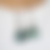 Boucle d'oreille perle carré ondulé vert, bleu avec reflets, crochet en métal acier inoxydable argenté
