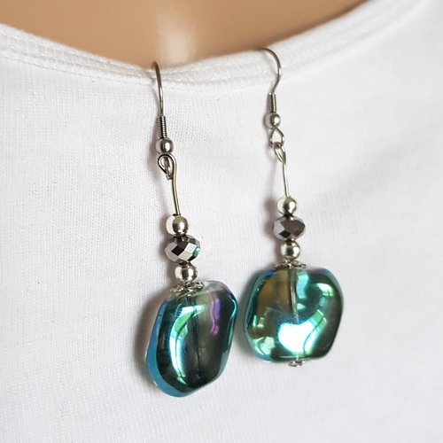 Boucle d'oreille perle carré ondulé vert, bleu avec reflets, crochet en métal acier inoxydable argenté
