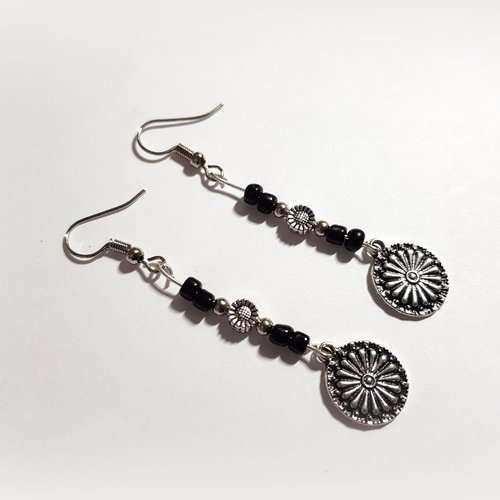 Boucle d'oreille fleurs, perles en verre noir, tige, crochet en métal argenté