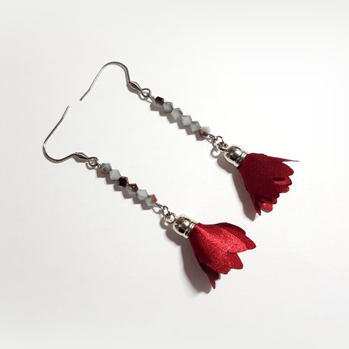 Boucle d'oreille, pompons en rouge, perles violet, blanc, crochet en métal acier inoxydable argenté