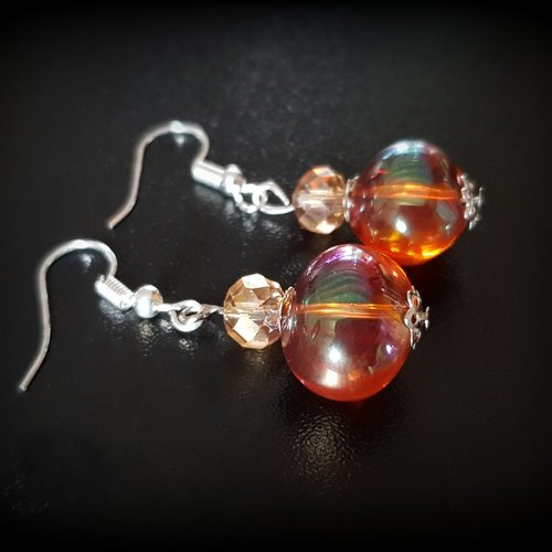 Boucle d'oreille perle orange transparent avec reflets, crochet en métal argenté