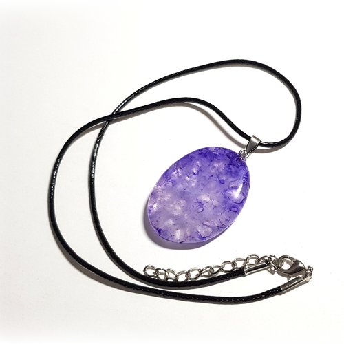 Collier pierre en verre parme, violet, transparent, cordon cuir noir, fermoir, chaînette, métal argenté