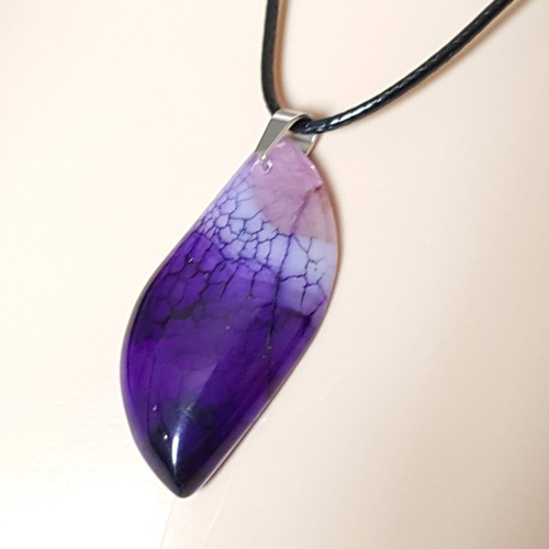 Collier pierre en verre parme, violet, prune, cordon cuir noir, fermoir, chaînette, métal argenté