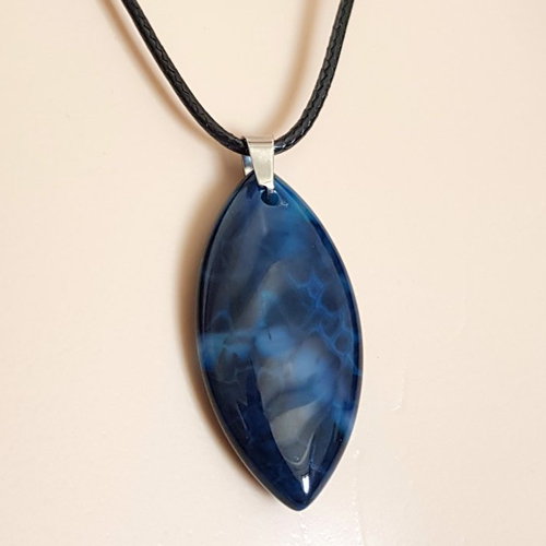 Collier pierre en verre bleu, cordon cuir noir, fermoir, chaînette, métal argenté