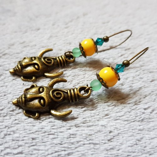 Boucle d'oreille tête totem, perles en verre jaune, vert, crochet en métal bronze