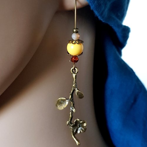Boucle d'oreille branche, fleurs, perles en verre jaune, orange corail, crochet en métal bronze