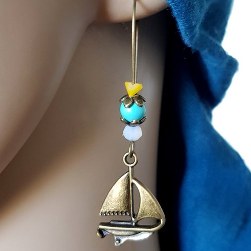 Boucle d'oreille bateaux, perles en verre bleu, jaune, blanc, crochet en métal bronze