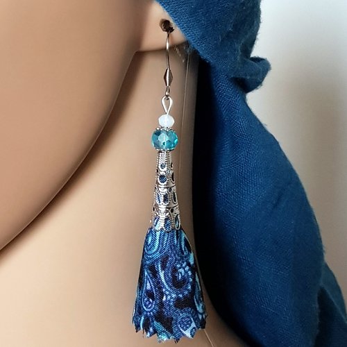 Boucle d'oreille pompon en tissue bleu, noir, perles en verre blanche, crochet en métal acier inoxydable argenté