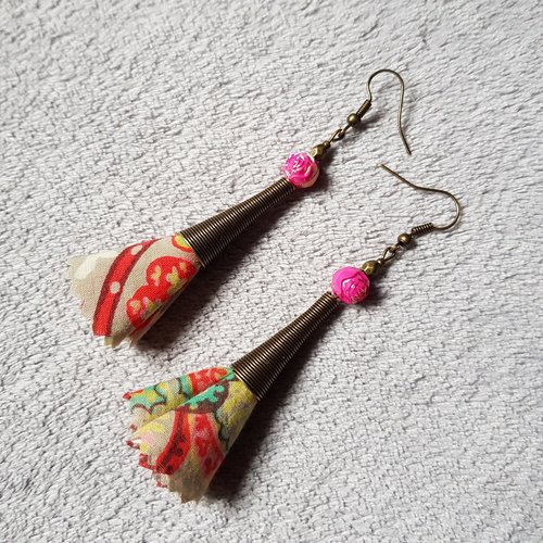 Boucle d'oreille pompon en tissue rouge, vert, beige, perles fleur en acrylique, coupelles, crochet en métal bronze