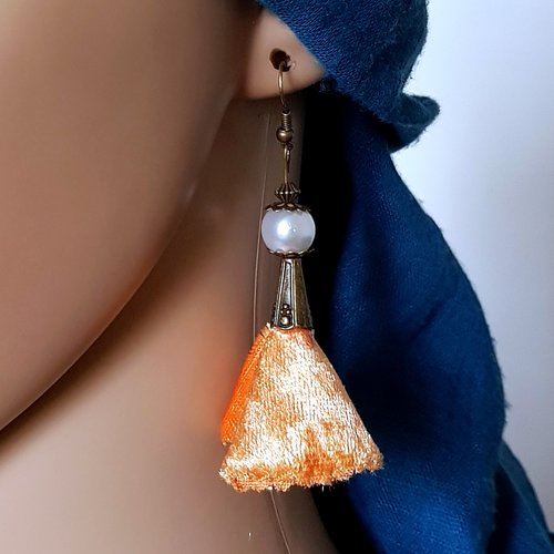 Boucle d'oreille pompon en tissue velours orange, perles en acrylique blanc brillant, coupelles, crochet en métal bronze