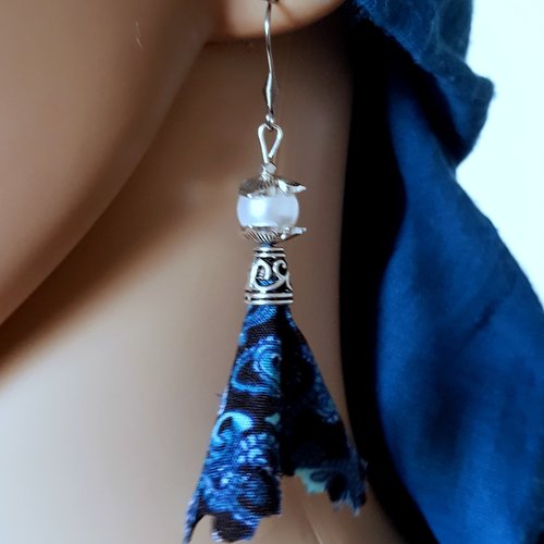 Boucle d'oreille pompon en tissue souple bleu, perles acrylique blanche, coupelles, crochet en métal acier inoxydable argenté