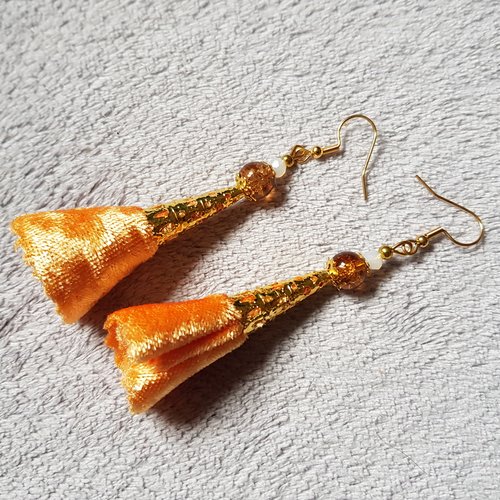 Boucle d'oreille pompon en tissue velours orange, perles en verre ambre, coupelles, crochet en métal bronze