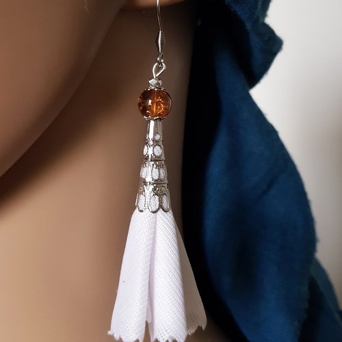 Boucle d'oreille pompon en tissue souple blanc, perles en verre ambre, coupelles, crochet en métal acier inoxydable argenté