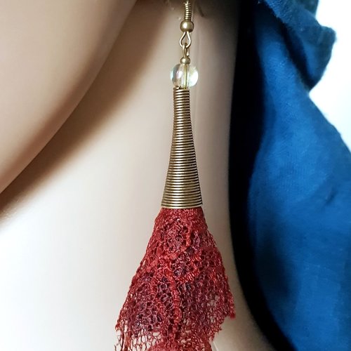 Boucle d'oreille pompon en tissue dentelle bordeaux, perles en verre, coupelles, crochet en métal bronze