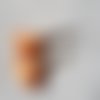 Boucle d'oreille pompon en tissue velours orange, perles en acrylique blanche brillante, crochet en métal acier inoxydable argenté