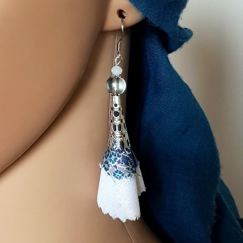Boucle d'oreille pompon en tissue souple, bleu, blanc, perles en verre, coupelles, crochet en métal acier inoxydable argenté