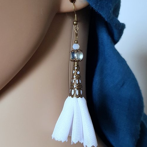 Boucle d'oreille pompon en tissue souple blanc, perles en verre transparente bleuté, coupelles, crochet en métal bronze