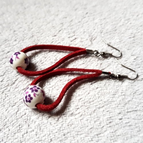 Boucle d'oreille pendante en suédine rouge bordeaux, perles en verre fleurs, violette, prune, blanc , embout, crochet en grunmétal  (gris)