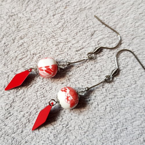Boucle d'oreille losange émaillé rouge, perles en pâte fimo fleurs blanc, rouge, crochet métal acier inoxydable argenté