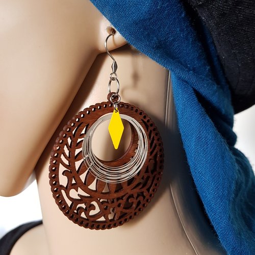 Boucle d'oreille ronde en bois léger ajouré, losange émaillé jaune, crochet en métal acier inoxydable argenté