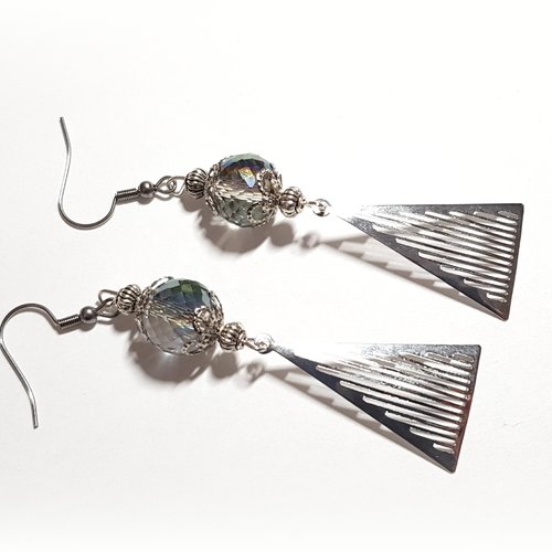 Boucle d'oreille triangle ajourée, perles en verre transparente avec reflets violet, vert, crochet en métal acier inoxydable argenté