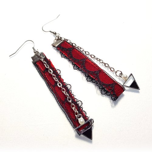 Boucle d'oreille ruban velours rouge et dentelle noir, triangle émail noir et perle, chaîne, crochet en métal acier inoxydable argenté