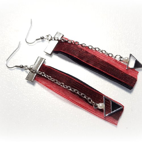 Boucle d'oreille ruban en velours noir et rouge, triangle émail noir et perle, chaîne, crochet en métal acier inoxydable argenté