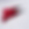 Boucle d'oreille pompon en polyester rouge bordeaux, crochet en métal gris noir
