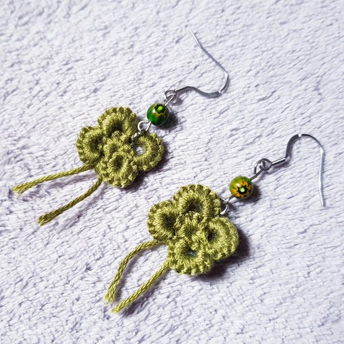 Boucle d'oreille fleur en laine vert olive, perles en verre, crochets en métal acier inoxydable argenté