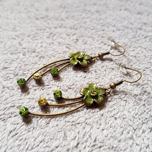 Boucle d'oreille fleur émaillé vert, strass, crochet en métal bronze