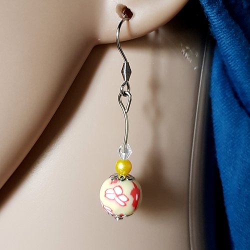 Boucle d'oreille perles en pâte fimo fleurs jaune, rouge, et verre, crochet métal acier inoxydable argenté