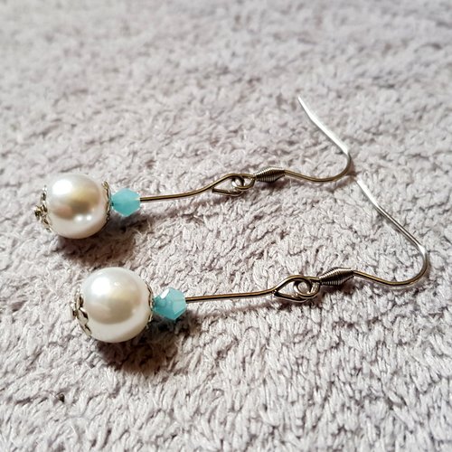Boucle d'oreille perles en verre bleu, acrylique blanc, crochet métal acier inoxydable argenté