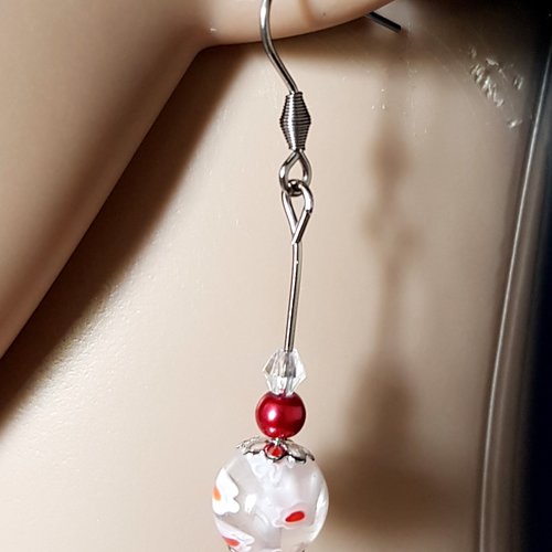 Boucle d'oreille perles en verre blanc, transparent avec fleur rouge, crochet métal acier inoxydable argenté