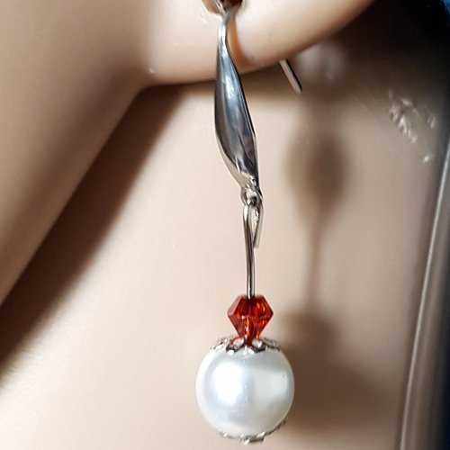 Boucle d'oreille perles en acrylique  blanc et verre orange foncé, crochet métal acier inoxydable argenté