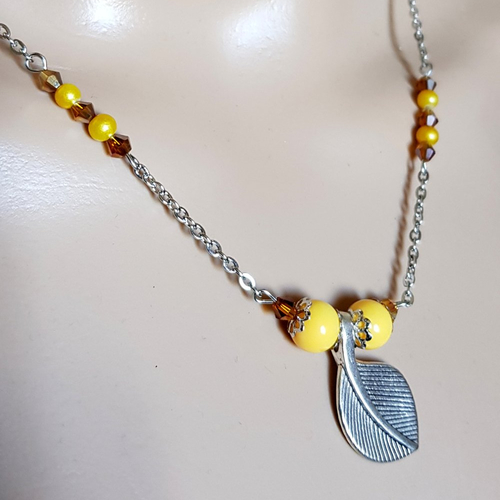 Collier feuille, perles en verre jaune, ambre, fermoir, chaîne en métal acier inoxydable argenté