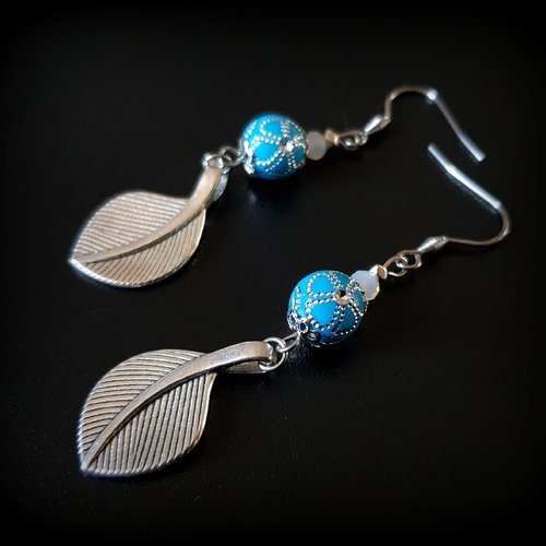 Boucle d'oreille feuille, perles en acrylique bleu, crochet en métal acier inoxydable argenté