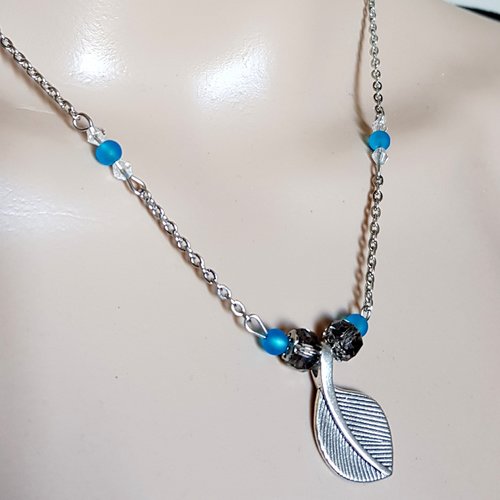 Collier feuille, perles en verre bleu, transparent, fermoir, chaîne en métal acier inoxydable argenté