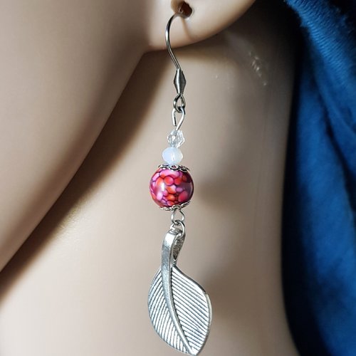 Boucle d'oreille feuille, perles en acrylique rose, fuchsia, rouge, crochet en métal acier inoxydable argenté