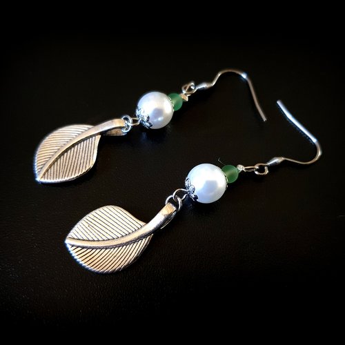 Boucle d'oreille feuille, perles en acrylique blanche, vert clair, crochet en métal acier inoxydable argenté
