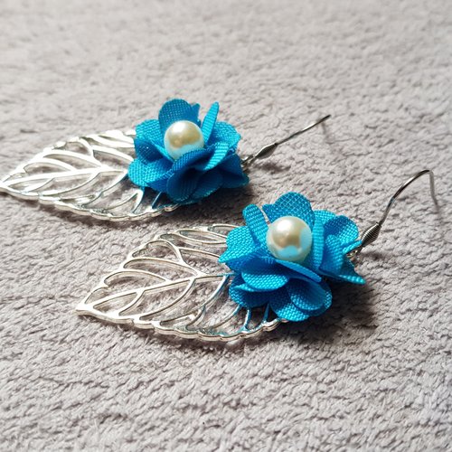 Boucle d'oreille feuille ajouré, fleur tissue bleu, perles en acrylique blanche, crochet en métal acier inoxydable argenté