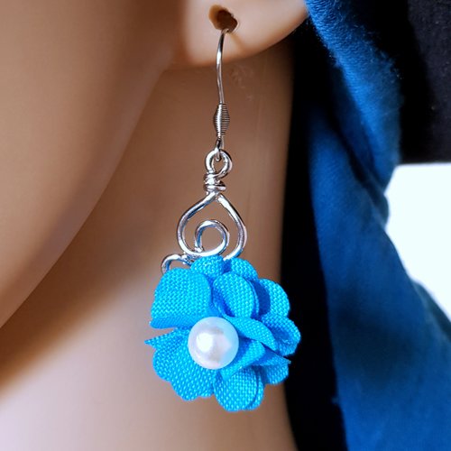 Boucle d'oreille nœud celtique, fleur tissue bleu, perles en acrylique blanche, crochet en métal acier inoxydable argenté