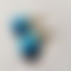 Boucle d'oreille nœud celtique, fleur tissue bleu, perles en acrylique blanche, crochet en métal bronze