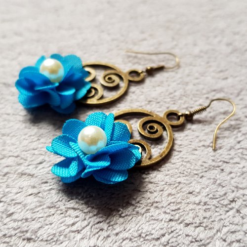 Boucle d'oreille nœud celtique, fleur tissue bleu, perles en acrylique blanche, crochet en métal bronze