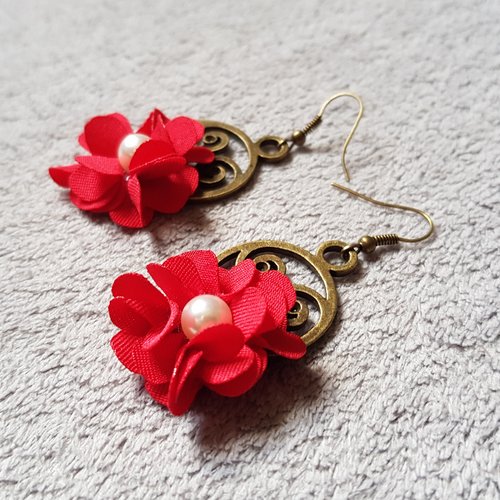 Boucle d'oreille nœud celtique, fleur tissue rouge, perles en acrylique blanche, crochet en métal bronze