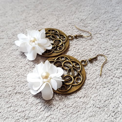 Boucle d'oreille nœud celtique, fleur tissue blanc, perles en acrylique blanche, crochet en métal bronze