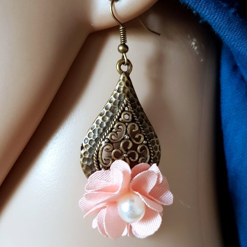Boucle d'oreille goutte, fleur tissue rose, perles en acrylique blanche, crochet en métal bronze